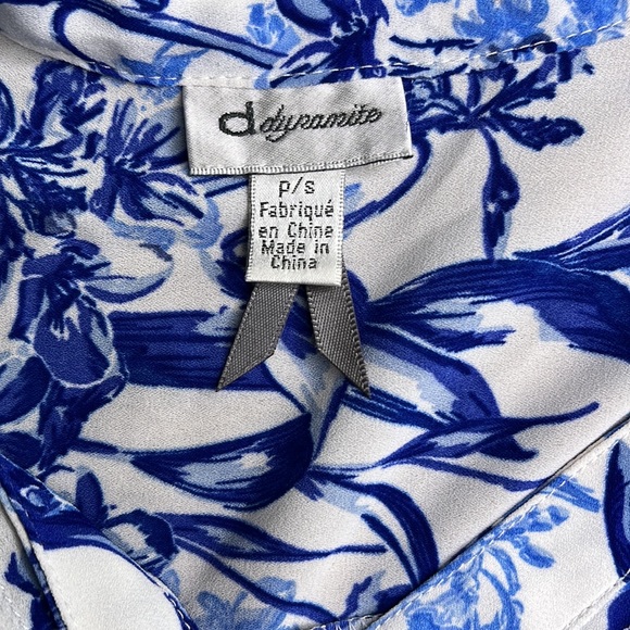 DYNAMITE FLORAL SLEEVELESS BLOUSE - Picture 5 of 6